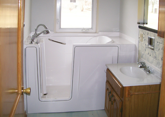 Hammer Medical installed this walk-in tub in a manner that perfectly suits the bathroom’s layout.