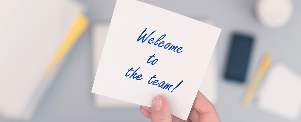 white sticky note saying "welcome to the team!"