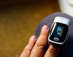 pulse oximeter measuring spo2