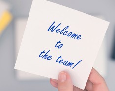 white sticky note saying "welcome to the team!"