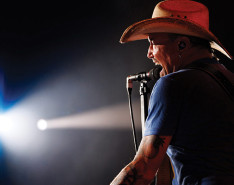Country singer Jason Aldean singing into a microphone