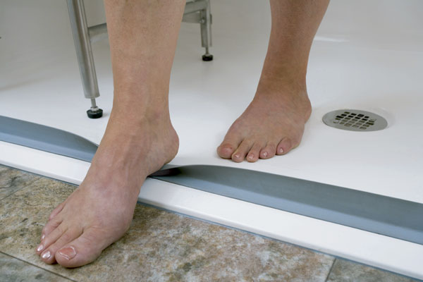 A zero- or low-threshold tub/shower entry